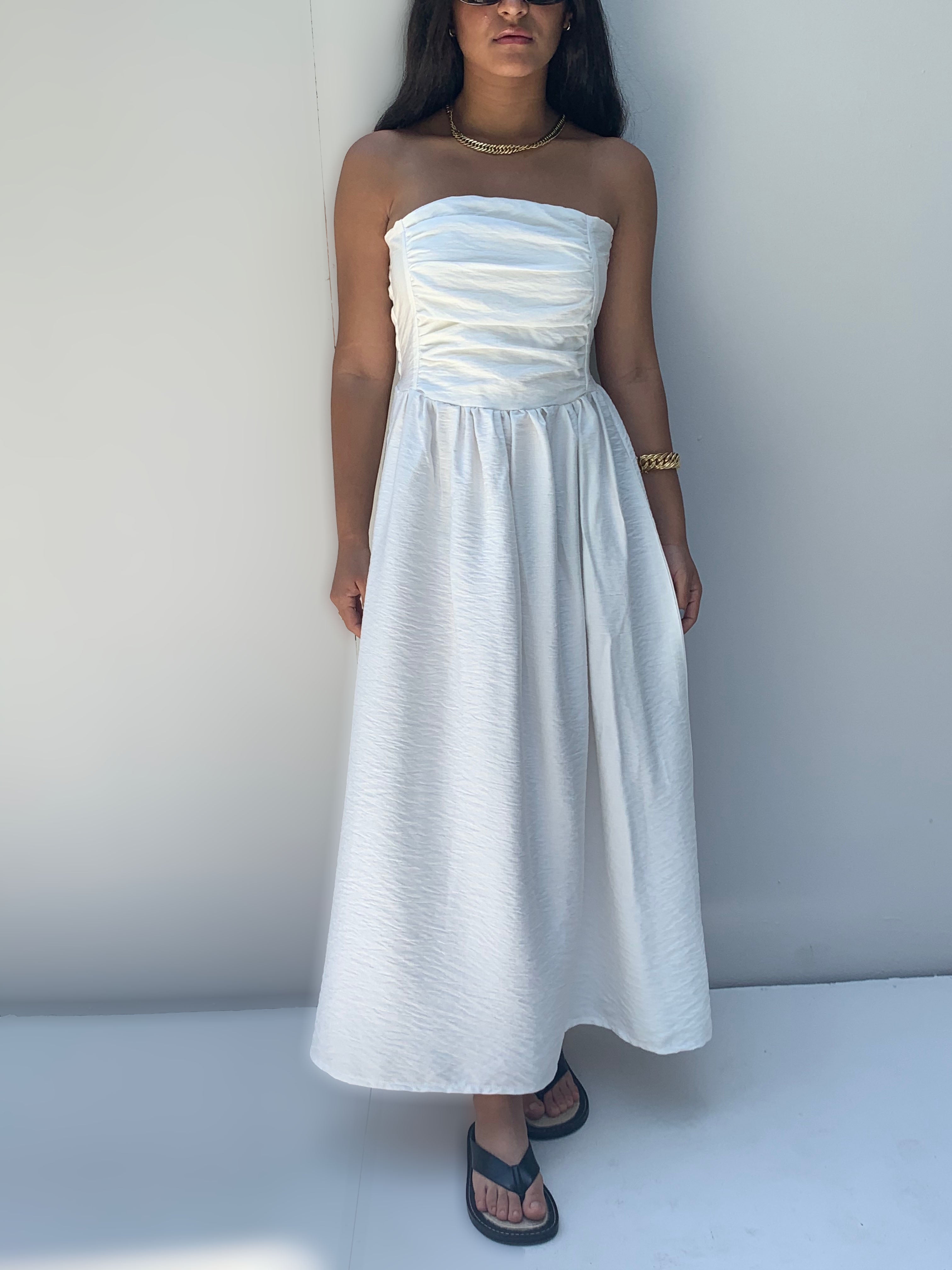 Flatter dress in white