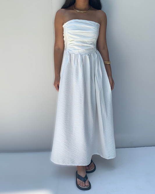 Flatter dress in white